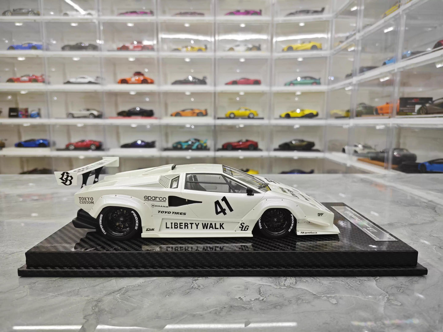 VIP 1/18 Lamborghini Countach LB Widebody White Resin Model with Display Case