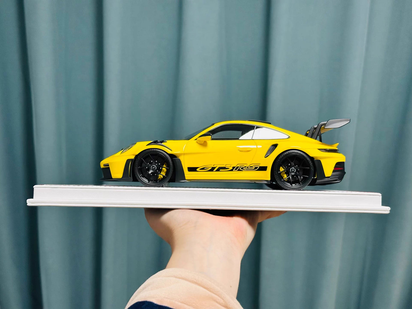 Davis & Giovanni 1/18 Porsche 911 GT3 RS 992.1 Racing Yellow Carbon