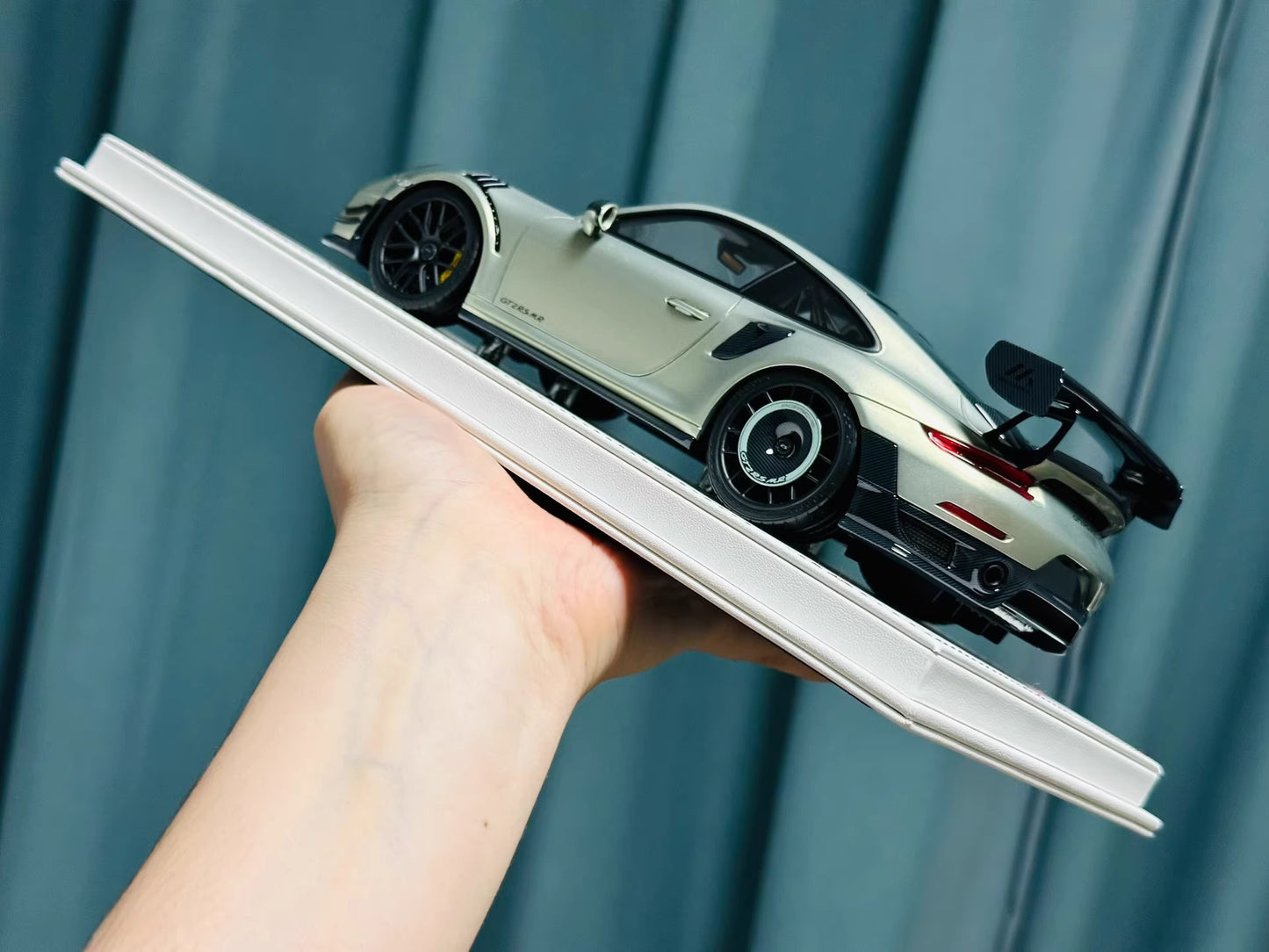 Davis & Giovanni 1/18 Porsche 911 GT2 RS MR 991 Urban Bamboo Carbon Stripe