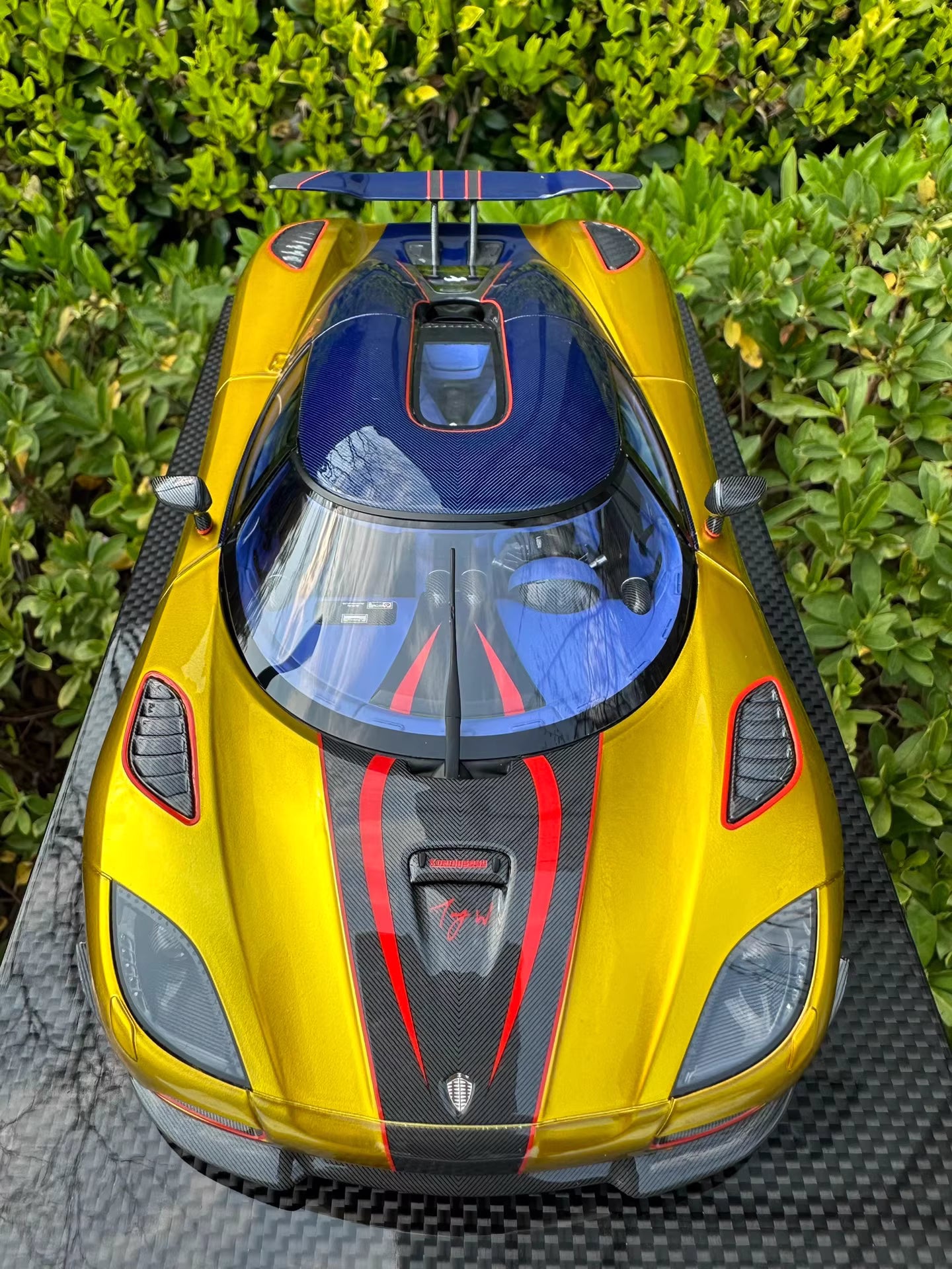 Frontiart 1/18 Koenigsegg Agera R Gold/Carbon Stripes Resin Model